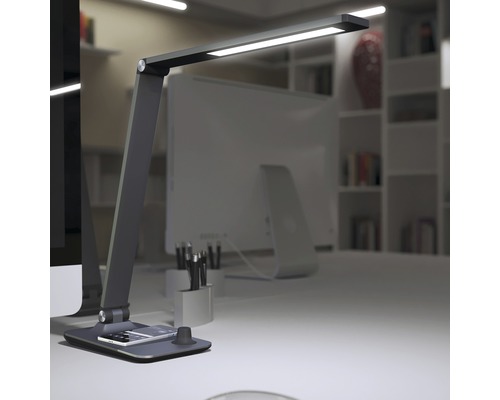 Stolní lampa s LED osvětlením na stole