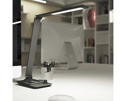 Moderní stolní lampa s LED osvětlením na stole