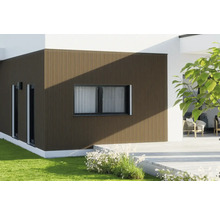 Fasáda domu s dřevěným obkladem a okny