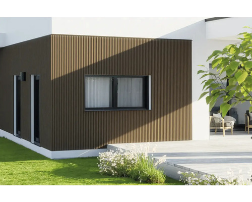 Fasáda domu s dřevěným obkladem a okny