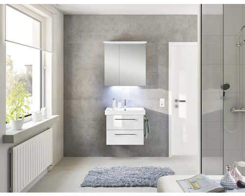 Moderní koupelna s umyvadlem, zrcadlovou skříňkou a sprchou