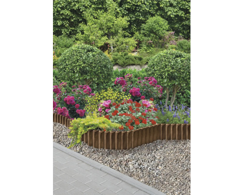 Zahrada s květinami a obrubou záhonu