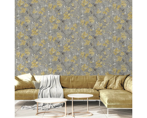 Obývací pokoj s květinovou tapetou, pohovkou a konferenčními stolky