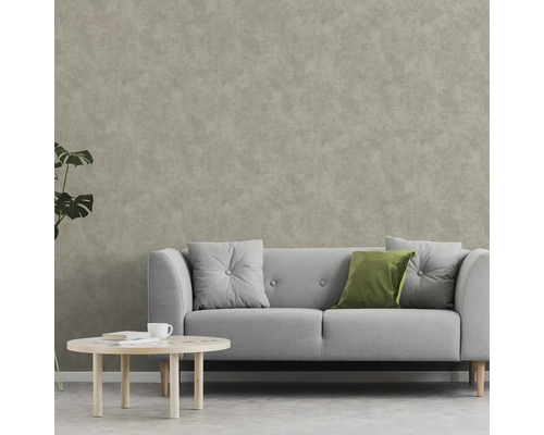 Obývací pokoj s pohovkou, polštáři a konferenčním stolkem před tapetou