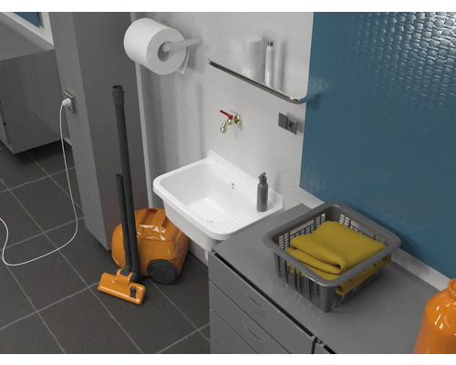 Prádelna s umyvadlem, vysavačem, košem na prádlo a různými čisticími prostředky