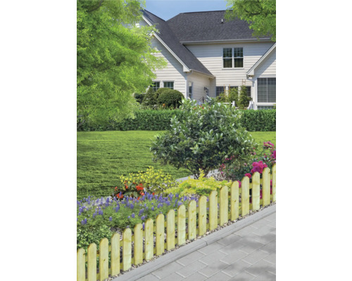 Zahrada s dřevěným plotem a květinovým záhonem