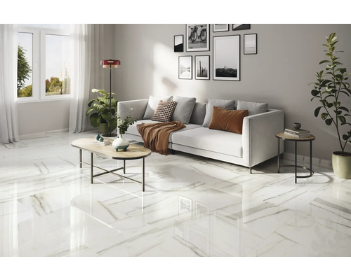 Světlý obývací pokoj s dlaždicemi s mramorovým vzhledem, pohovkou a dekorací