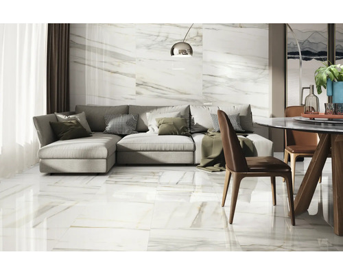 Obývací pokoj s podlahovými dlaždicemi se vzhledem mramoru, pohovkou a jídelním stolem