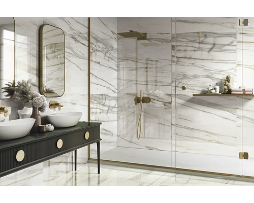 Světlá koupelna s mramorovými obklady, dvojitým umyvadlem a sprchou