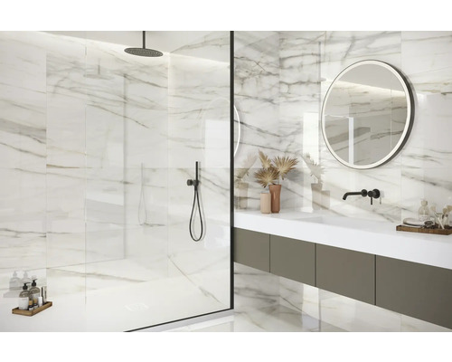 Moderní koupelna s mramorovými obklady, sprchou a umyvadlem