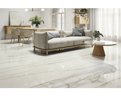 Světlý obývací pokoj s pohovkou, konferenčním stolkem a lesklou podlahou s mramorovým vzhledem