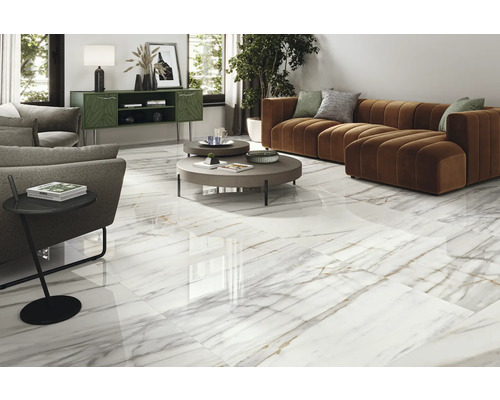 Obývací pokoj s podlahovými dlaždicemi se vzhledem mramoru, pohovkou a odkládacím stolkem