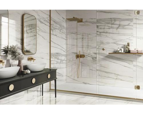 Světlá koupelna s mramorovými obklady, dvojitým umyvadlem a sprchovým koutem se skleněnou stěnou