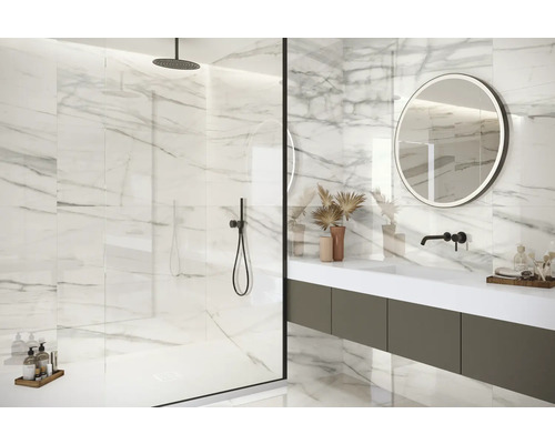 Koupelna se sprchou, umyvadlem a zrcadlem s mramorovými obklady