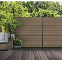 Terasa s dřevěnými prkny a dřevěným plotem