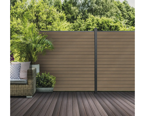 Terasa s dřevěnými prkny a dřevěným plotem