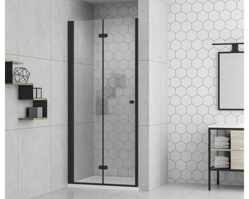 Koupelna se sprchovým koutem se skládacími dveřmi a černým rámem před šestiúhelníkovými obklady.