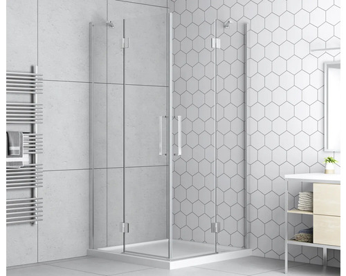 Rohová sprcha s čirými skleněnými dveřmi a topným žebříkem na ručníky v koupelně s dlaždicemi