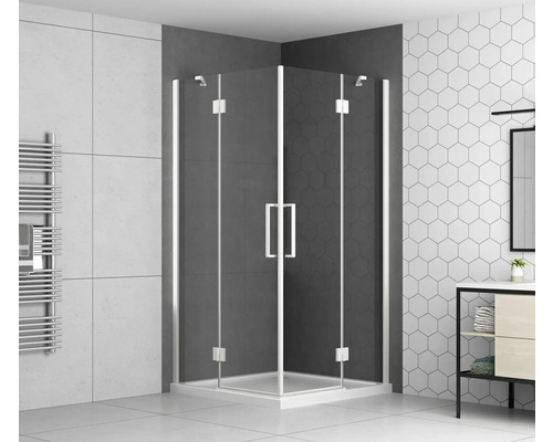 Rohová sprcha s čirými skleněnými stěnami a stříbrnými rámy v koupelně.