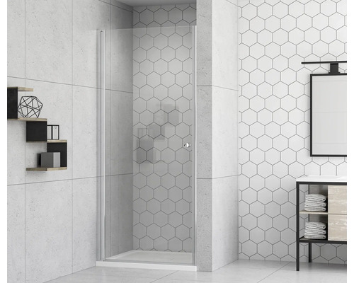 Koupelna se skleněným sprchovým koutem a bílými šestihrannými dlaždicemi.