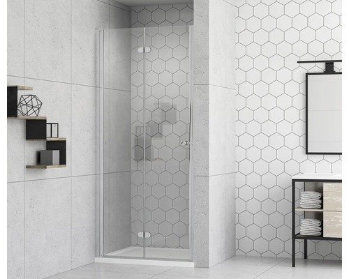 Koupelna se skleněnou sprchovou zástěnou a obklady ve tvaru šestiúhelníků