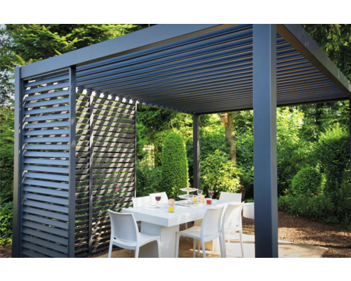 Pergola s lamelovou střechou a jídelní sestavou v zahradě