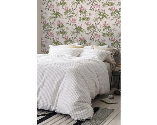 Ložnice s vzorovanou tapetou, postelí a kobercem