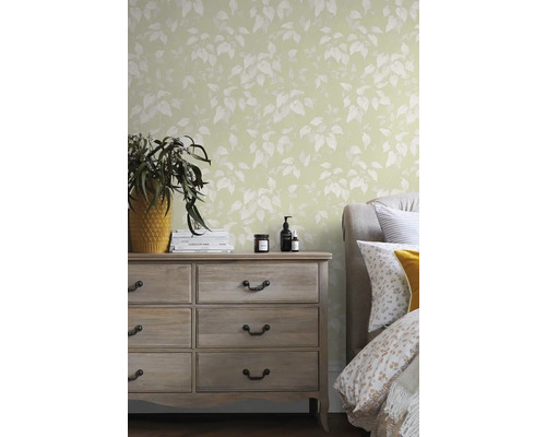Ložnice s komodou a tapetou s květinovým vzorem