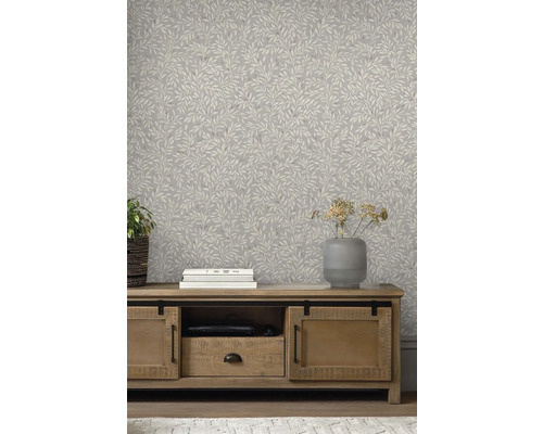 Scéna s komodou s posuvnými dveřmi před stěnou s tapetou se vzorem listů