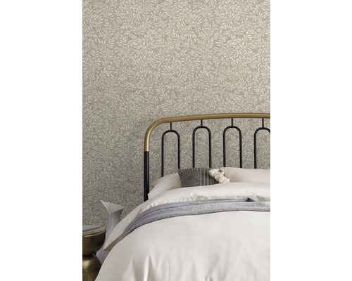 Ložnice s květinovou tapetou, postelí a nočním stolkem