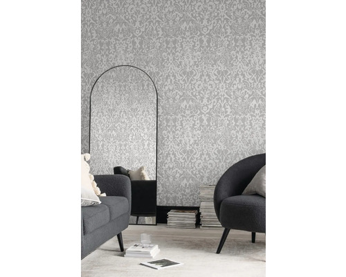 Obývací pokoj s tapetou se vzorem, zrcadlem a sedacím nábytkem