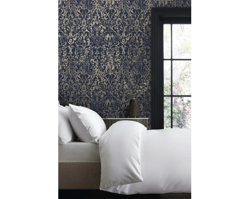 Ložnice s vzorovanou tapetou a postelí