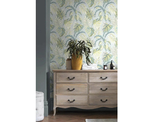 Scéna s komodou, dekorací a tapetou s motivem listů