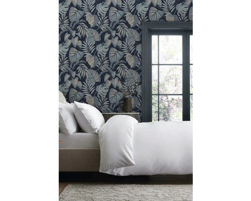 Ložnice s postelí a botanickou tapetou