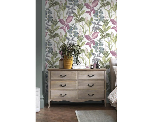 Ložnice s komodou, pokojovou rostlinou a botanickou tapetou