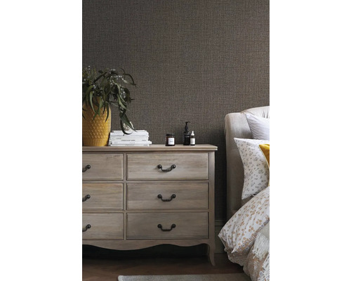 Ložnice s komodou, dekorací a textilní tapetou