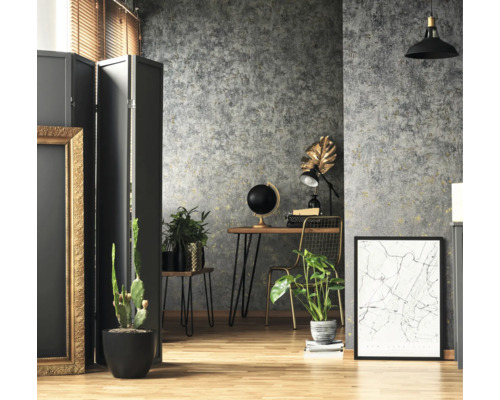 Obývací pokoj s šedou vzorovanou tapetou, stolem s glóbusem, pokojovými rostlinami a dekoracemi