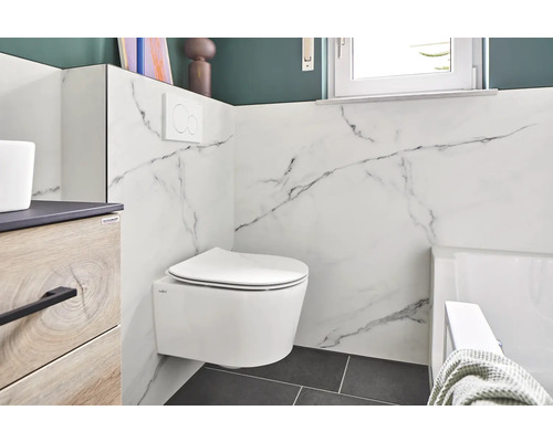 Moderní koupelna s nástěnným záchodem, umyvadlem a obkladem stěn z mramoru