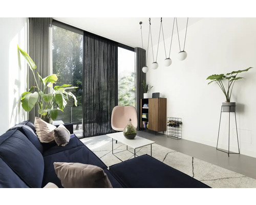 Obývací pokoj s pohovkou, kobercem, závěsem, závěsným svítidlem, komodou a pokojovými rostlinami pro příjemnou atmosféru.