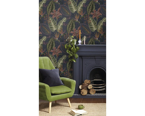 Obývací pokoj s květinovou tapetou, křeslem, krbem a dekoracemi