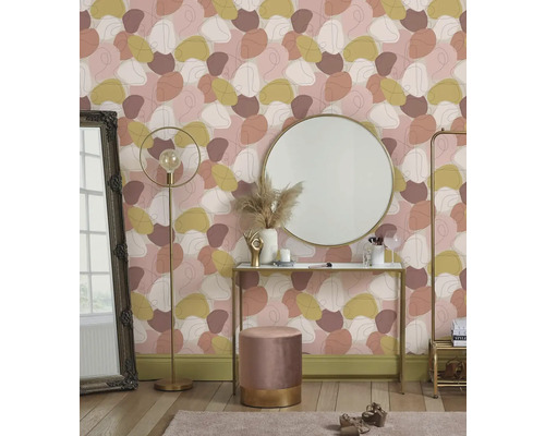 Dekorativní ložnice s tapetou, zrcadlem a toaletním stolkem