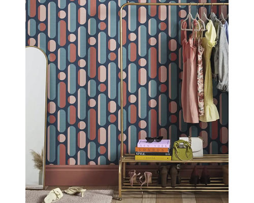 Dekorativní pokoj s tapetou s geometrickými tvary, věšákem na oblečení a zrcadlem