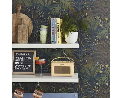 Ozdobná police s prkénky, nádobím, rostlinami, koktejlem, rádiem a koktejlovým lístkem před potištěnou tapetou
