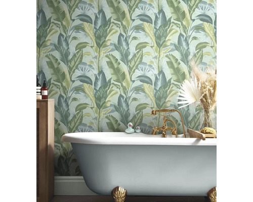 Koupelna s vanou a tapetou s motivem džungle a rostlin.