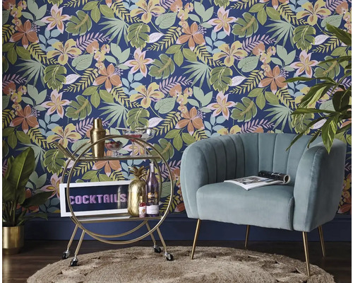 Obývací pokoj s květinovou tapetou, křeslem a barovým vozíkem