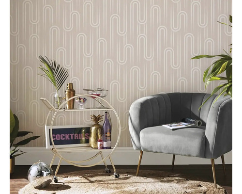 Obývací pokoj s křeslem, servírovacím vozíkem a vzorovanou tapetou