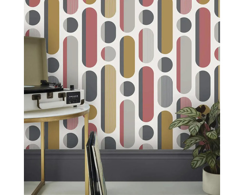 Tapeta s geometrickým vzorem, gramofon a pokojová rostlina