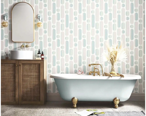 Koupelna s vanou, umyvadlem a tapetou s geometrickým vzorem