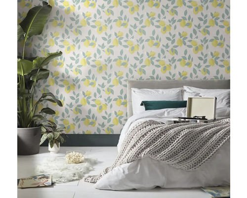 Ložnice s tapetou s motivem citronu, postelí a pokojovými rostlinami pro světlou atmosféru.