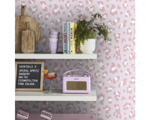 Police s dekoracemi a tapetou s leopardím vzorem